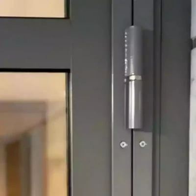 Barre de pivotement installée sur une porte blindée