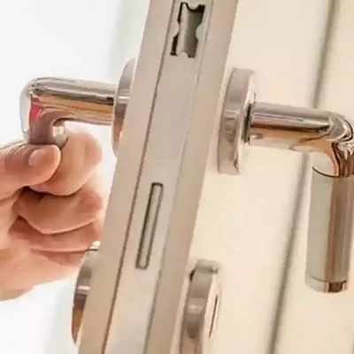 Poignée blindée renforcée installée sur une porte d’entrée