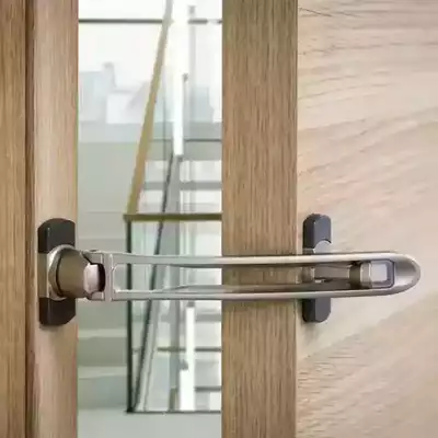 Entrebaîlleur de porte installé sur huisserie en bois