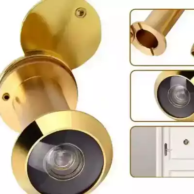 Judas optique en laiton posé sur une porte d’appartement