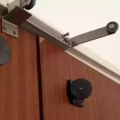 Sélecteur de fermeture monté en applique sur porte en bois deux vantaux