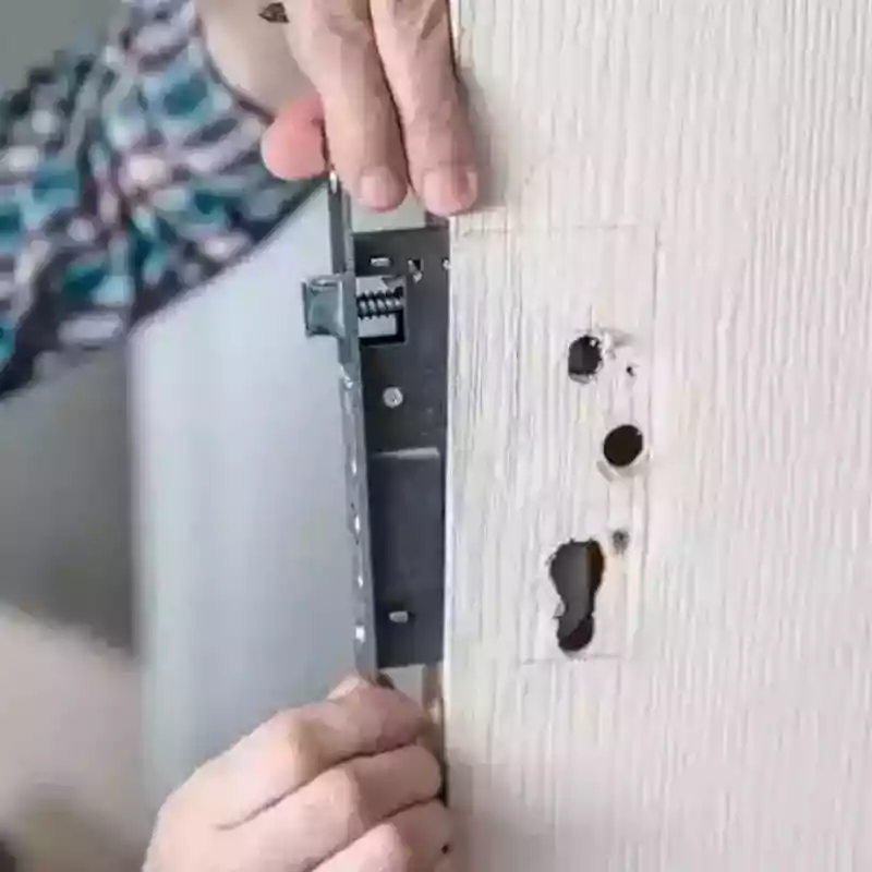 Pose d’une serrure encastrée dans une porte intérieure