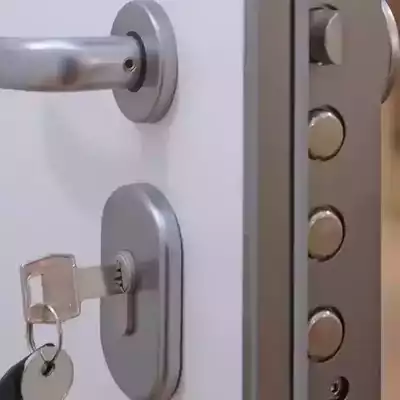 Serrure multipoints d’une porte blindée avec clé engagée