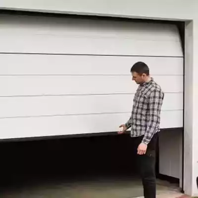 Garage avec porte sectionnelle en cours d’ouverture manuelle