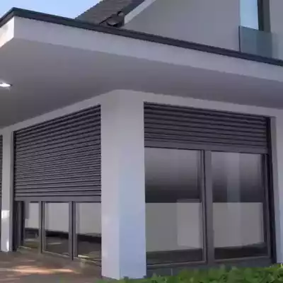 Volets roulants motorisés fermés sur une maison moderne avec baies vitrées