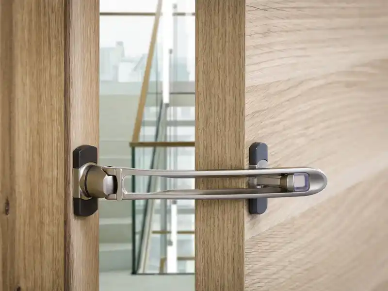 Détail d'un entrebâilleur monté sur une porte
