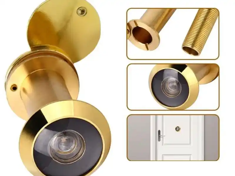 Zoom sur un judas optique installé dans une porte