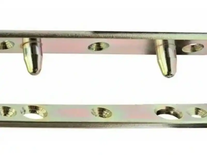 Protection anti-dégondage vissée sur charnière de porte